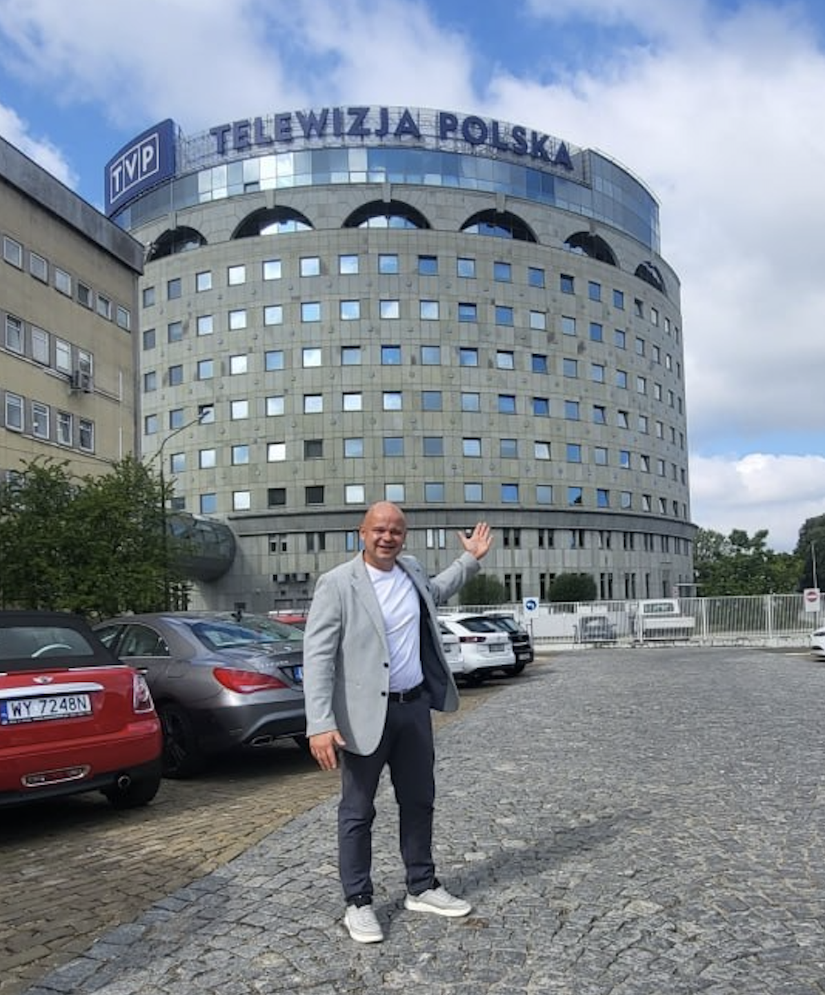 Kamil Jura przed budynkiem Telewizji Polskiej